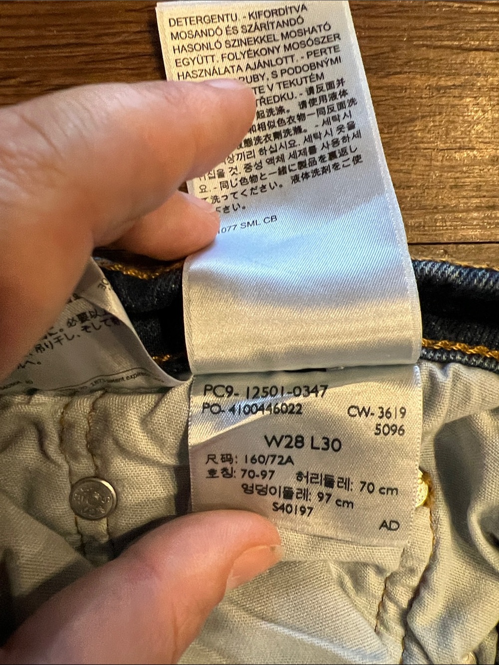 Classic Levi’s 501 Straight Leg Jeans in Medium Blue Denim - Picture 10 of 11